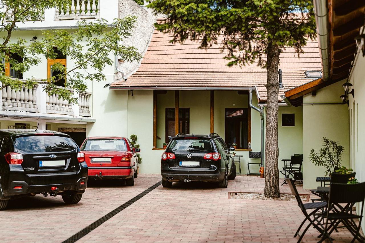 Sziklavendeghaz Aparthotel Veszprem Ngoại thất bức ảnh