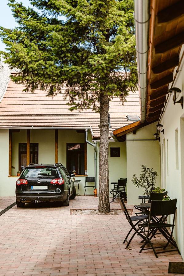 Sziklavendeghaz Aparthotel Veszprem Ngoại thất bức ảnh
